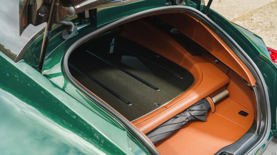 Багажник Aston Martin Vanquish Zagato Shooting Brake 2018 года  (UK) (фото 72 из 76)